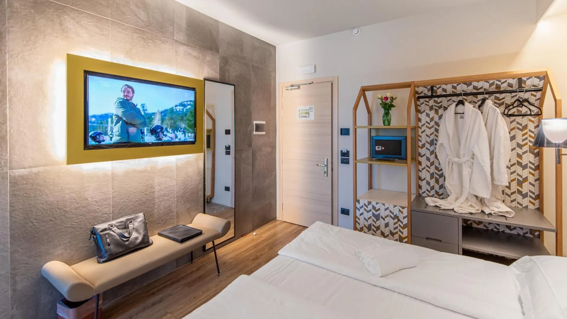 Ile Hotel Peschiera del Garda 3*,  Italy